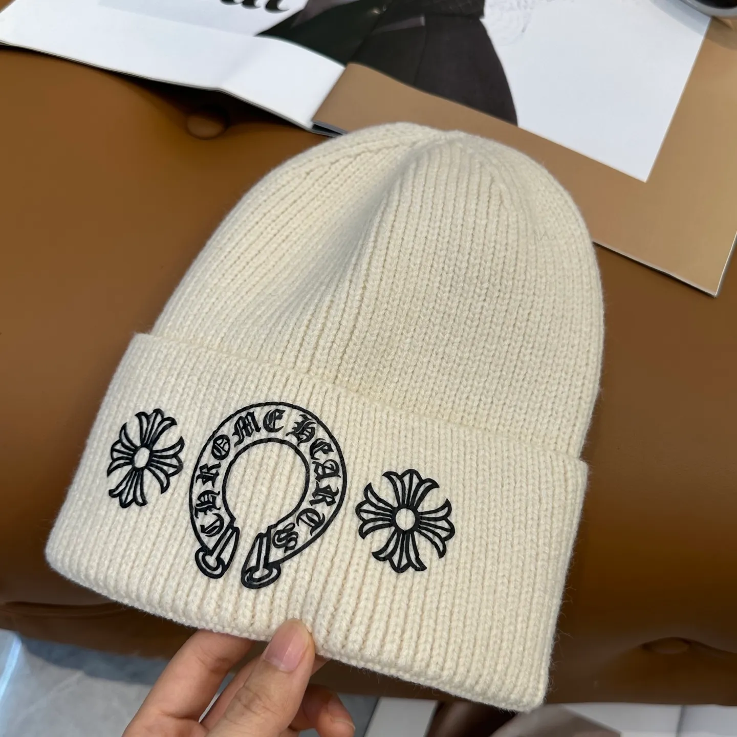 P50 🤍Chrome hearts new autumn and winter cross knitted hat🧶 One of the must-have hats in autumn and winter~ It really looks good on whoever wears it~, it is also a perfect match in black and white and gray in autumn~
